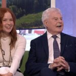 Ellie Bamber (à esquerda) começou a interpretar Kate Moss no novo filme biográfico Moss & Freud, admitindo que era “assustador” assumir a “grande responsabilidade”
