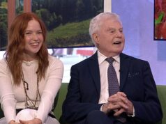 Ellie Bamber diz que foi ‘assustador’ assumir a ‘grande responsabilidade’ de interpretar Kate Moss na cinebiografia – depois que a modelo não compareceu à estreia Ellie Bamber (à esquerda) começou a interpretar Kate Moss no novo filme biográfico Moss & Freud, admitindo que era “assustador” assumir a “grande responsabilidade”