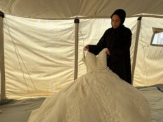 Em Gaza, os casamentos mais simples são pouco acessíveis O casal, Mohammad Ahliwat e Saja Al-Masri, que se casarão em poucos dias, se prepara para o casamento dentro de uma tenda em um campo de deslocados (Al Jazeera)