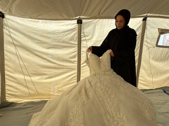 O casal, Mohammad Ahliwat e Saja Al-Masri, que se casarão em poucos dias, se prepara para o casamento dentro de uma tenda em um campo de deslocados (Al Jazeera)
