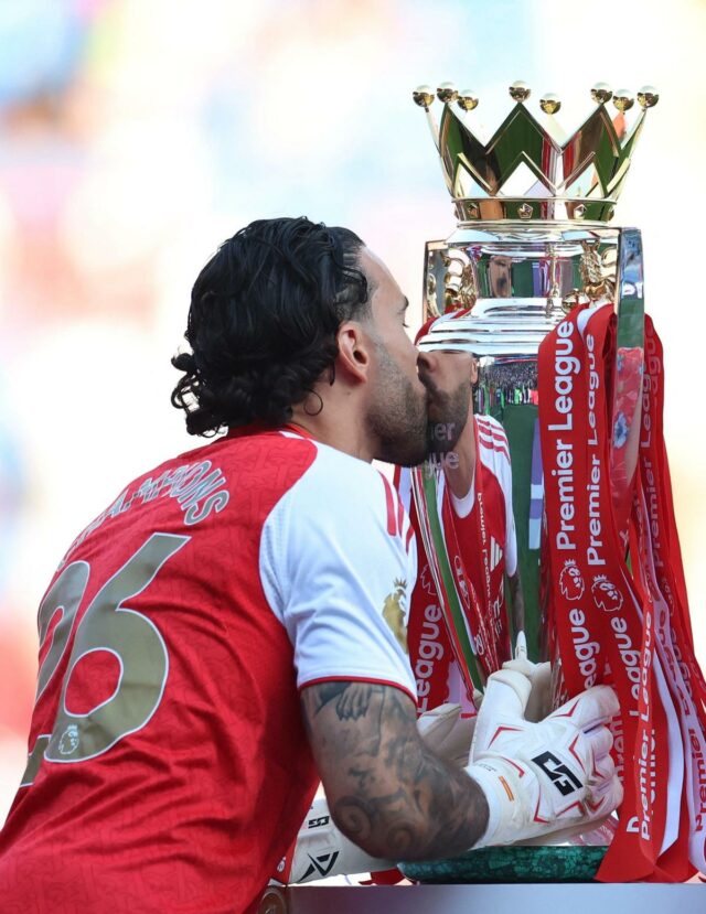 Em fotos: Arsenal comemora conquista do título da Premier League - Gunners levantam troféu
