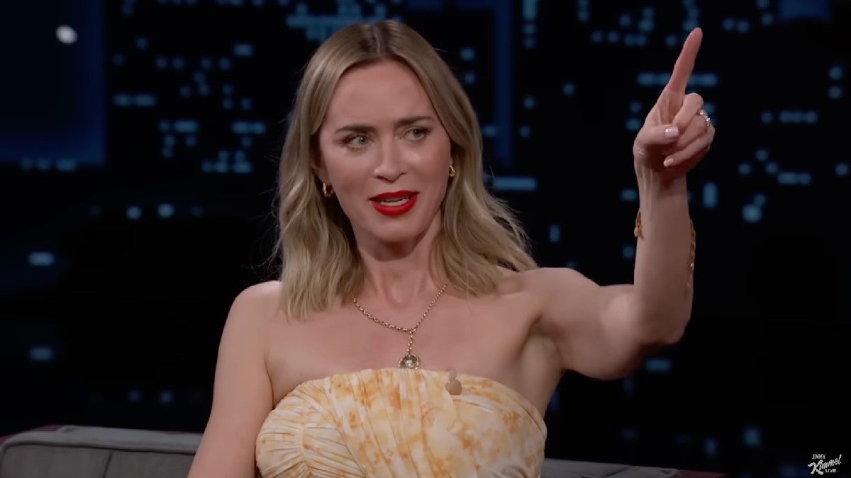 Emily Blunt se preocupa que os alienígenas a estejam punindo quando falhas começam a acontecer durante a entrevista com Jimmy Kimmel | Vídeo