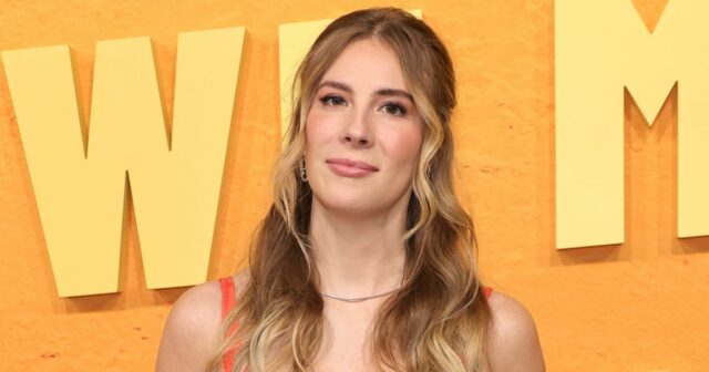 Emily Henry aborda críticas ao elenco de 'Beach Read'
