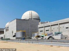 Emirados Árabes Unidos investigam três ataques de drones perto da usina nuclear de Abu Dhabi enquanto as defesas aéreas derrubam dois drones antes que terceiras estrelas brilhem A Usina Nuclear de Barakah, na região de Al Dhafra, foi atingida por um suposto drone iraniano no domingo.