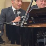 Emmanuel Macron deixou os convidados se contorcendo depois de começar a cantar em um jantar oficial na Armênia, iniciando uma cantoria estranha junto com os líderes do país