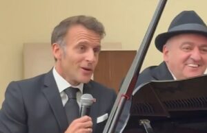 Emmanuel Macron massacra La Bohème cantando junto com líderes armênios Emmanuel Macron deixou os convidados se contorcendo depois de começar a cantar em um jantar oficial na Armênia, iniciando uma cantoria estranha junto com os líderes do país