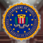Selo do FBI exibido dentro do tribunal durante investigação de fraude federal envolvendo esquema de jogos de azar e roubo de telefone de empreiteiro do Departamento de Justiça