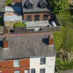 Uma vista aérea da casa geminada existente e do anexo de £ 200.000 construído no matagal atrás da propriedade