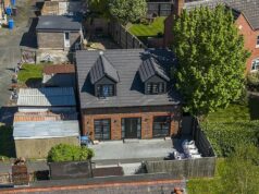 Empresário recebe ordem de demolir anexo de £ 200.000 em seu jardim… depois que o conselho descobre que se trata de uma casa de dois quartos com porão, sala de estudo e closet Uma vista aérea da casa geminada existente e do anexo de £ 200.000 construído no matagal atrás da propriedade