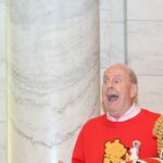 A Rainha Camilla lê o Ursinho Pooh para crianças ao lado de Jim Cummings, que dublou Pooh para cinema e televisão, na Biblioteca Pública de Nova York.