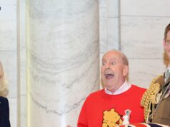 Encha-se, Tio Sam! Devolva o Ursinho Pooh imediatamente A Rainha Camilla lê o Ursinho Pooh para crianças ao lado de Jim Cummings, que dublou Pooh para cinema e televisão, na Biblioteca Pública de Nova York.