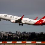 Um Boeing 737 da Qantas Airways decola do Aeroporto Internacional de Sydney em 18 de agosto de 2025.