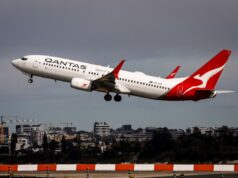 Enfermeira australiana presa por fingir a morte do avô para evitar taxas aéreas Um Boeing 737 da Qantas Airways decola do Aeroporto Internacional de Sydney em 18 de agosto de 2025.