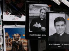 Enganação profana: a estrela do calendário ‘sacerdote sexy’ de Roma nunca pôs os pés em um seminário Hoje comissário de bordo de 39 anos, Giovanni Galizia tinha apenas 17 anos quando amigos em comum o colocaram em contato com o fotógrafo do calendário.