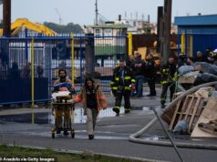 Enorme explosão no estaleiro de Nova York deixa pelo menos um morto e 37 feridos depois que trabalhadores ficaram presos no incêndio Equipes de bombeiros estavam combatendo um incêndio dentro de uma estrutura metálica de 150 pés quadrados que prendeu pelo menos dois trabalhadores presos quando a explosão ocorreu na tarde de sexta-feira.
