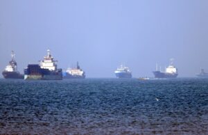 Enquanto EUA e Irã avaliam acordo de paz, marítimos retidos esperam no limbo O navio MSC Francesca é visto durante a apreensão pelo IRGC no Estreito de Ormuz, Irã, nesta imagem obtida pela Reuters em 24 de abril de 2026. Meysam Mirzadeh/Tasnim/WANA (Agência de Notícias da Ásia Ocidental) via REUTERS ATENÇÃO EDITORES - ESTA FOTO FOI FORNECIDA POR TERCEIROS