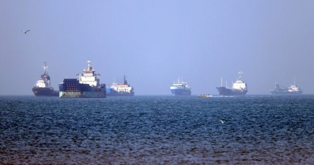 O navio MSC Francesca é visto durante a apreensão pelo IRGC no Estreito de Ormuz, Irã, nesta imagem obtida pela Reuters em 24 de abril de 2026. Meysam Mirzadeh/Tasnim/WANA (Agência de Notícias da Ásia Ocidental) via REUTERS ATENÇÃO EDITORES - ESTA FOTO FOI FORNECIDA POR TERCEIROS