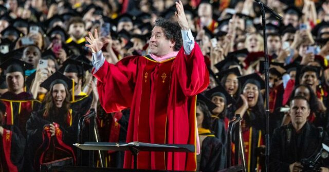 Enquanto Gustavo Dudamel se prepara para deixar LA Phil, seu Enquanto Gustavo Dudamel se prepara para deixar LA Phil, seu caso de amor com LA não acabou
