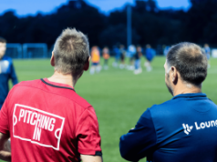Entain pressiona regulador do futebol sobre patrocínios ilegais de jogos de azar em clubes da Premier League Treinadores de futebol assistindo a um treino noturno no campo de futebol de base durante o programa comunitário de desenvolvimento do futebol. Entain pressiona regulador do futebol visando patrocínios de jogos de azar ilegais em clubes da Premier League