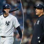 Spencer Jones, do New York Yankees, em campo com um taco por cima do ombro.