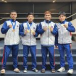 Os boxeadores filipinos Paul Julyfer Bascon, Clark Vicera, Carlo Paalam e Riza Pasuit segurando suas medalhas da campanha europeia da equipe de boxe filipina.