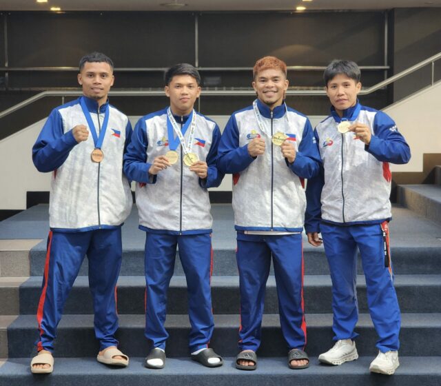 Os boxeadores filipinos Paul Julyfer Bascon, Clark Vicera, Carlo Paalam e Riza Pasuit segurando suas medalhas da campanha europeia da equipe de boxe filipina.