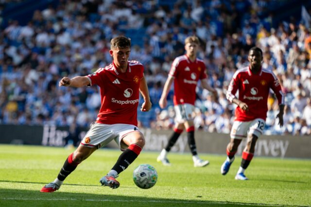Equipe do Man Utd apoiando Shea Lacey antes do desafio de verão

