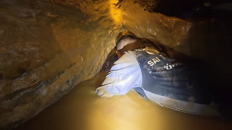 Equipes de resgate correm contra o tempo para salvar moradores presos no oeste do Laos