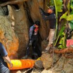 Equipes de resgate trabalham para resgatar sete pessoas presas em uma caverna na província de Xaisomboun, no Laos.