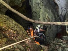 Equipes de resgate encontram cinco dos sete presos em caverna no Laos Esta imagem divulgada por Metta Tham Rescue Kalasin em 26 de maio de 2026 mostra equipes de resgate falando do lado de fora de uma caverna na província de Xaisomboun.