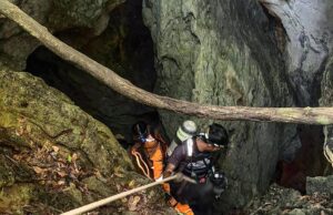 Equipes de resgate encontram cinco dos sete presos em caverna no Laos Esta imagem divulgada por Metta Tham Rescue Kalasin em 26 de maio de 2026 mostra equipes de resgate falando do lado de fora de uma caverna na província de Xaisomboun.