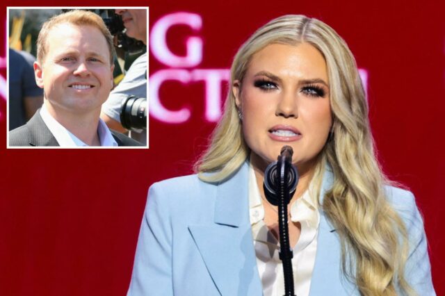 Erika Kirk aplaude Spencer Pratt por ser ‘autenticamente americano’ Erika Kirk falando em um evento da Turning Point USA.