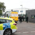 Alunos da Cedar Mount Academy em Wembley Road, em Gorton Education Village, teriam sido instruídos a permanecer em suas salas de aula, com testemunhas afirmando que alarmes podiam ser ouvidos na escola.