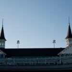 Bob Baffert, treinador do Litmus Test e Potente, fala à mídia durante o treinamento matinal para o 152º Kentucky Derby.
