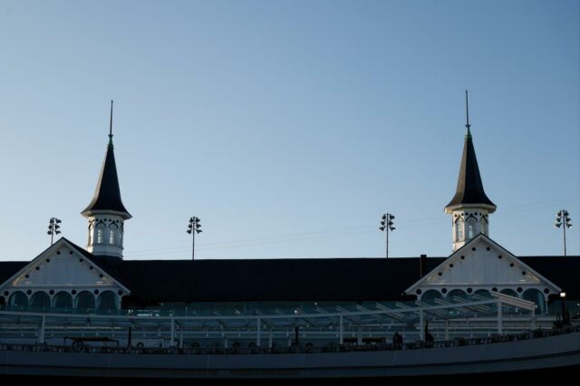 Bob Baffert, treinador do Litmus Test e Potente, fala à mídia durante o treinamento matinal para o 152º Kentucky Derby.