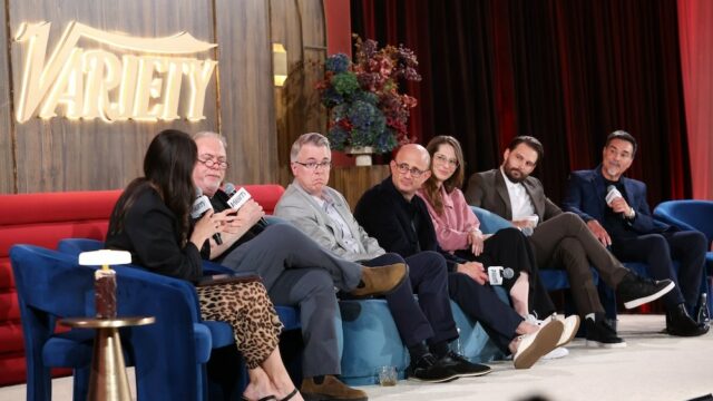 Escritores de dramas de TV detalham as dificuldades de encerrar um programa de sucesso, quanto planejar com antecedência e se tornarem 'negociantes de emoções' para o público
