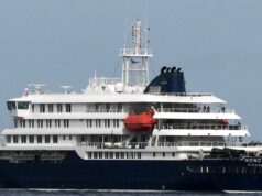 Espanha se prepara para evacuações enquanto navio de cruzeiro contra hantavírus se dirige às Ilhas Canárias Profissionais de saúde com equipamento de proteção evacuam pacientes do navio de cruzeiro MV Hondius num porto da Praia, Cabo Verde, quarta-feira, 6 de maio de 2026. (AP Photo/Misper Apawu)