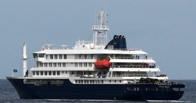 Profissionais de saúde com equipamento de proteção evacuam pacientes do navio de cruzeiro MV Hondius num porto da Praia, Cabo Verde, quarta-feira, 6 de maio de 2026. (AP Photo/Misper Apawu)