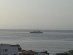Especialistas médicos embarcam em navio de cruzeiro infectado pelo vírus Especialistas médicos embarcam em navio de cruzeiro infectado pelo vírus