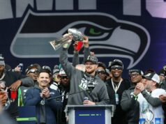 Espera-se que Seahawks estabeleça recorde da NFL com venda de franquia: relatório Sam Darnold #14 of the Seattle Seahawks raises the Lombardi Trophy