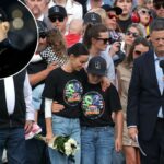 Richard Childress, Samantha e Brexton Busch e Steve O'Donnell estão no grid durante uma cerimônia em memória de Kyle Busch.