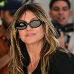 Shanice Messina é vista vestindo uma calça curta marlene bouclé rosa da Zara, uma jaqueta box bouclé rosa da Zara, um par de mocassins de couro marfim com detalhe de logotipo dourado da Chanel, uma bolsa Kelly branca com detalhes dourados da Hermès, anéis empilhados com pedras preciosas da Pomellato, uma pulseira dourada Just en Clou e LOVE da Cartier em 11 de maio de 2025 em Munique, Alemanha.