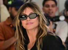 Esqueça o top transparente de Heidi Klum – estamos olhando para seu estilo chique de mocassins Shanice Messina é vista vestindo uma calça curta marlene bouclé rosa da Zara, uma jaqueta box bouclé rosa da Zara, um par de mocassins de couro marfim com detalhe de logotipo dourado da Chanel, uma bolsa Kelly branca com detalhes dourados da Hermès, anéis empilhados com pedras preciosas da Pomellato, uma pulseira dourada Just en Clou e LOVE da Cartier em 11 de maio de 2025 em Munique, Alemanha.