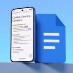 Ícone do Google Docs sendo revelado por um pano azul, cercado por um ícone de microfone vermelho, uma tag de usuário de tela inteligente e o logotipo do Planilhas Google.