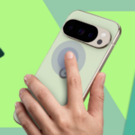 Google Pixel 10 Pro XL encostado em uma rocha marrom