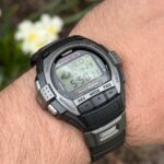 Casio G-Shock Move DW-H5600 mostrado no pulso contra um fundo de neve