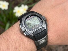 Esta Casio informou sobre chamadas recebidas sem Wi-Fi ou Bluetooth Casio G-Shock Move DW-H5600 mostrado no pulso contra um fundo de neve