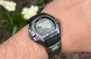 Esta Casio informou sobre chamadas recebidas sem Wi-Fi ou Bluetooth Casio G-Shock Move DW-H5600 mostrado no pulso contra um fundo de neve