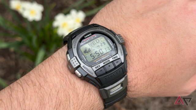 Casio G-Shock Move DW-H5600 mostrado no pulso contra um fundo de neve