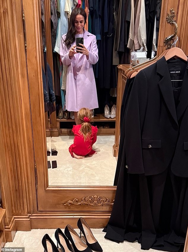 Esta foto com a princesa Lilibet é uma pista tentadora Esta foto de Meghan Markle e sua filha, a princesa Lilibet, é uma pista de que a duquesa de Sussex está lançando sua própria marca de moda?